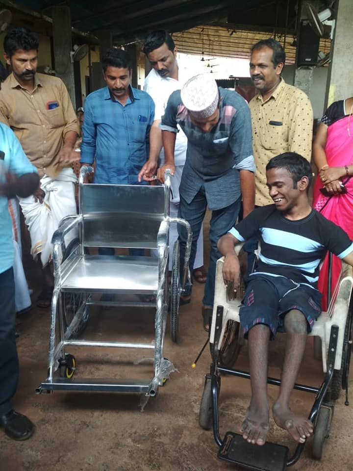 വീൽചെയർ നൽകി